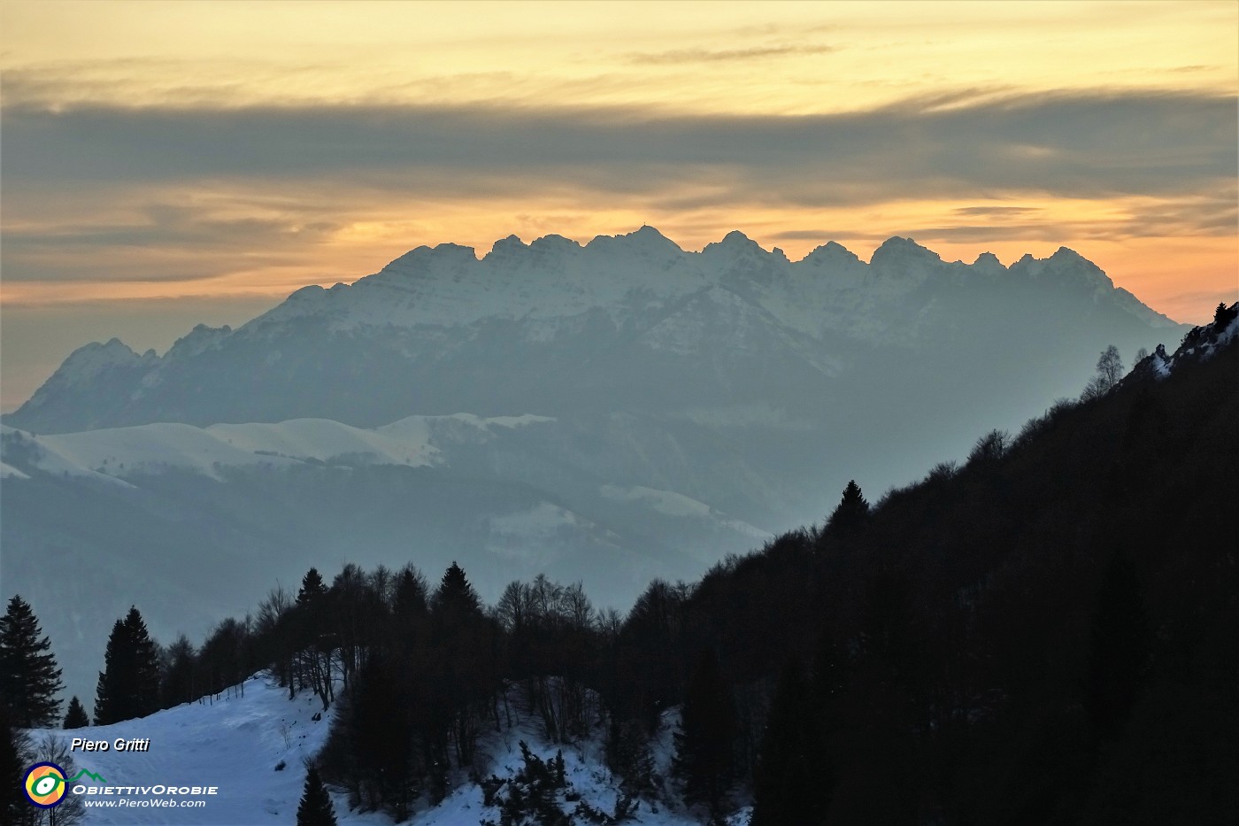 70 Il Resegone nei colori del tramonto.JPG